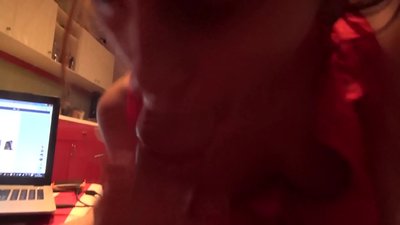 A estudante chupa a pila do irmão enquanto não está ninguém em casa