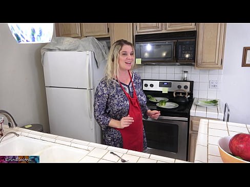 ❤️ A madrasta a ordenhá-lo na cozinha antes do seu encontro ️ Porno vídeo em nós ❌️❤